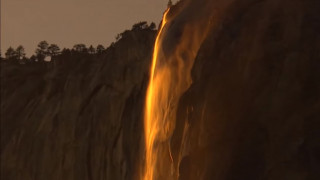 Horsetail Falls: Ο «καταρράκτης φωτιάς» που «κόβει» την ανάσα