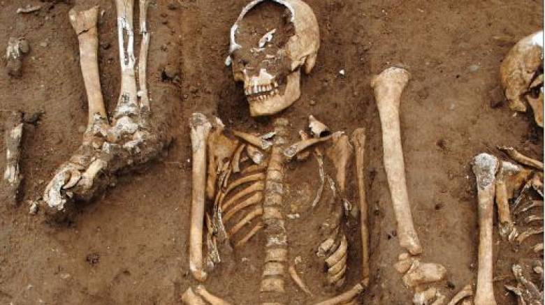 Μεσαιωνικός μαζικός τάφος με θύματα του «Μαύρου Θανάτου» εντοπίστηκε στην Αγγλία