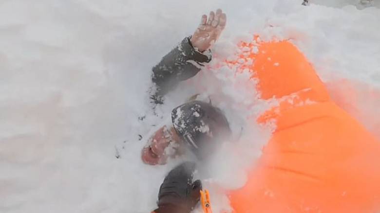 Συγκλονιστικές εικόνες: Η διάσωση μιας snowboarder που καταπλακώθηκε από χιονοστιβάδα