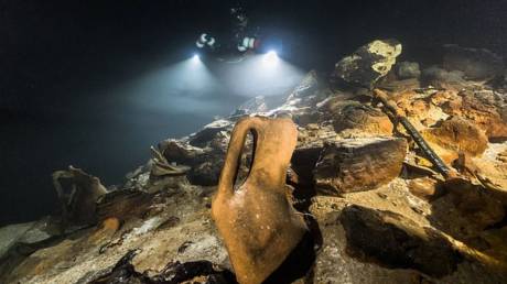 Μοναδικός θησαυρός: Βρέθηκαν 200 αρχαίοι αμφορείς μέσα σε σπήλαιο στη Μαγιόρκα