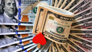 Απελπίστηκε: Επιτυχημένος παρουσιαστής προσφέρει 25.000 δολάρια σε όποιον του βρει σύντροφο