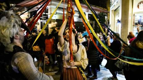 Καρναβάλι 2020: Παρέλαση καρναβαλιστών στα σοκάκια της Πλάκας