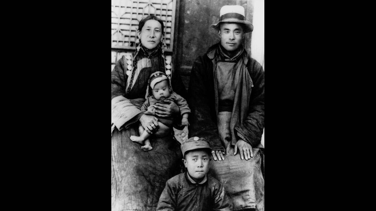 1940, οι γονείς του Δαλάι Λάμα.
Οι υπερήφανοι γονείς του 14ου Δαλάι Λάμα, ποζάρουν στο Θιβέτ με τους δύο άλλους γιους τους. Ο νεαρός Δαλάι παίρνει σήμερα το χρίσμα του ανώτατου θρησκευτικού ηγέτη του Θιβετιανού Βουδισμού.