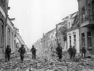 1945
Βρετανοί στρατιώτες προελαύνουν προσεκτικά σε έναν δρόμο γεμάτο συντρίμμια από τους βομβαρδισμούς, στη γερμανική πόλη Γκοχ, που πλέον βρίσκεται σε συμμαχικά χέρια.