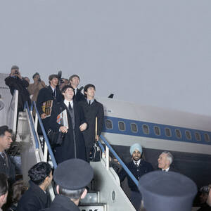 1964. 
Οι Beatles επιστρέφουν στο Λονδίνο μετά την περιοδεία τους στις ΗΠΑ, που τους καθιέρωσε ως παγκόσμιους σταρ.