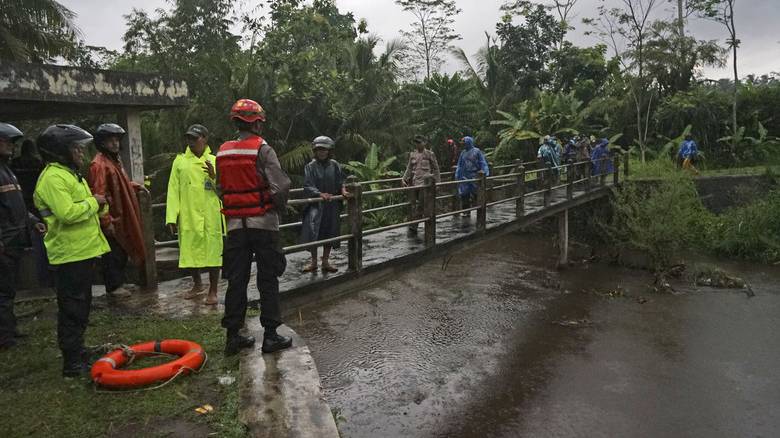 Τραγωδία στην Ινδονησία: Μαθητές παρασύρθηκαν από κύματα ποταμού