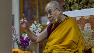 Δαλάι Λάμα: Έκλεισε εξόριστος 80 χρόνια ως πνευματικός ηγέτης του Θιβέτ