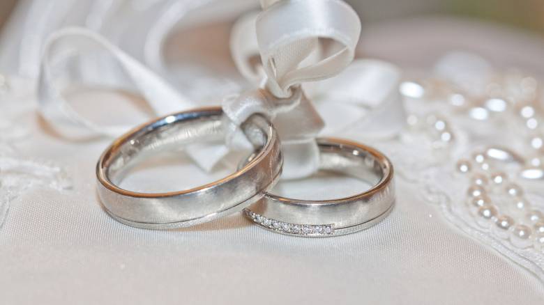 ΑΑΔΕ: Ηλεκτρονικά πλέον γάμοι, σύμφωνα και διαζύγια - Δεν χρειάζεται επίσκεψη στη ΔΟΥ