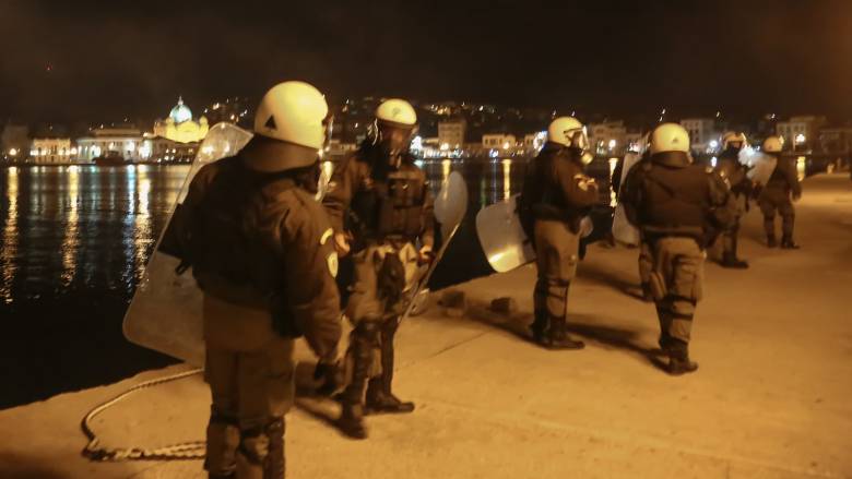 Προσφυγικό – Χίος: Επίθεση με πασχαλινές ρουκέτες κατά αστυνομικών