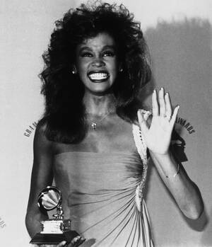 1986, Λος Άντζελες. Η τραγουδίστρια Γουίτνεϊ Χιούστον, με το βραβείο Grammy που κέρδισε για το τραγούδι “Saving All My Love For You”.