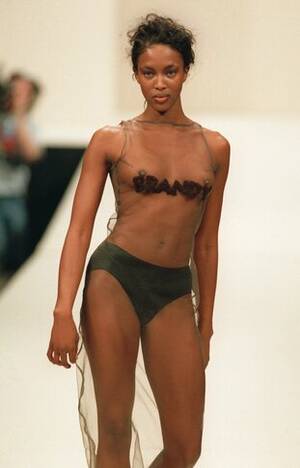 1997, Λονδίνο. Η Ναόμι Κάμπελ στην εβδομάδα μοδας του Λονδίνου.