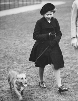 1936
Η δεκάχρονη πριγκίπισσα Ελισάβετ βγάζει βόλτα το σκύλο της στο Χάιντ Παρκ. Ο πατέρας της είναι Δούκας του Γιορκ και στο θρόνο είναι ο Εδουάρδος ο 8ος.