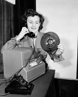 1951
Η τεχνολογία προχωράει. Ο συγκεκριμένος δίσκος βινυλίου χρησιμεύει στο να καταγράφει υπαγορευμένα -από τηλεφώνου- κείμενα τα οποία μετά τα παίρνουν οι δακτυλογράφοι και τα απομαγνητοφωνούν. Στην εποχή του, 70 χρόνια νωρίτερα δηλαδή, θεωρήθηκε επανασ