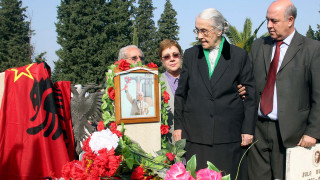 Αλβανία: Πέθανε η «γυναίκα του διαβόλου», η χήρα του δικτάτορα Ενβέρ Χότζα