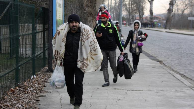 Τουρκικά ΜΜΕ: Ομάδα 300 προσφύγων περπατούν προς τα ελληνικά σύνορα