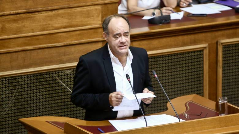 Χίος: Βουλευτής του ΣΥΡΙΖΑ καταγγέλλει «απρόκλητη σε βάρος του επίθεση» από άνδρες των ΜΑΤ