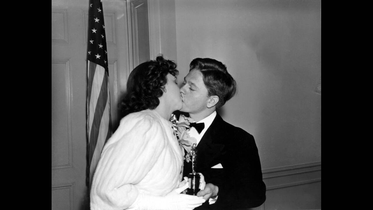 1940. Λος Άντζελες. Ο Μίκι Ρούνεϊ σπεύδει να συγχαρεί τη Τζούντι Γκάρλαντ με ένα φιλί, για το Όσκαρ που κέρδισε εκείνη, ένα ειδικό βραβείο για τους ρόλους που ερμνήνευσε τα προηγούμενα χρόνια, ως παιδί-θαύμα του Χόλιγουντ.