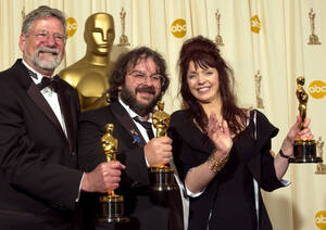 2004, Λος Άντζελες. Οι παραγωγοί της ταινίας "Ο Άρχοντας των Δακτυλιδιών: Η επιστροφή του βασιλιά", από αριστερά Μπάρι Όσμπορν, Πίτερ Τζάκσον και Φραν Γουολς, με τα Όσκαρ τους.