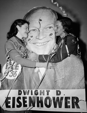 1954, Νέα Υόρκη. Μέλη του Ρεπουμπλικανικού κόμματος της πολιτείας του Νιού Τζέρζεϊ "διακοσμούν" μια αφίσα του Προέδρου Αϊζενχάουερ με κονφετί και... κραγιόν. Λίγο νωρίτερα, ο Ντουάιτ Αϊζενχάουερ είχε ανακοινώσει ότι θα κατέβει και πάλι ως υποψήφιος για μι