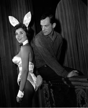 1961, Σικάγο. Ο εκδότης του περιοδικού Playboy, Χιού Χέφνερ με ένα από τα κουνελάκια του, στο νυχτερινό κλάμπ του στο Σικάγο.