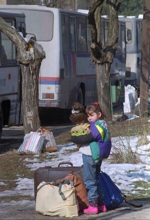 1996, Σαράγιεβο. Μια Σέρβα πιτσιρίκα κρατάει την κούκλα της και περιμένει τη μητέρα της για να επιβιβαστούν στα λεωφορεία που θα τις πάρουν από το Σαράγιεβο. Οι Σερβοβόσνιοι εγκαταλείπουν τα σπίτια τους καθώς η πόλη ετοιμάζεται να περιέλθει στον έλεγχο τη