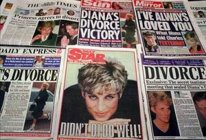 1996, Βρετανία. Ο βρετανικός Τύπος παρουσιάζει -κάθε εφημερίδα με το δικό της τρόπο- την απόφαση της πριγκίπισσας Νταϊάνα να ζητήσει διαζύγιο από τον πρίγκιπα Κάρολο. Το ζευγάρι παντρεύτηκε τον Ιούλιο του 1981 και έχει δύο γιους.