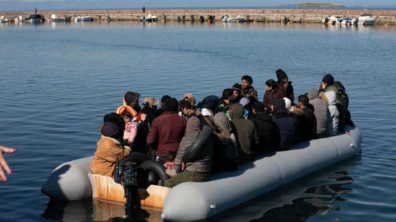 Μυτιλήνη: Μεταφέρθηκαν στη στεριά οι πρόσφυγες και μετανάστες από τις βάρκες