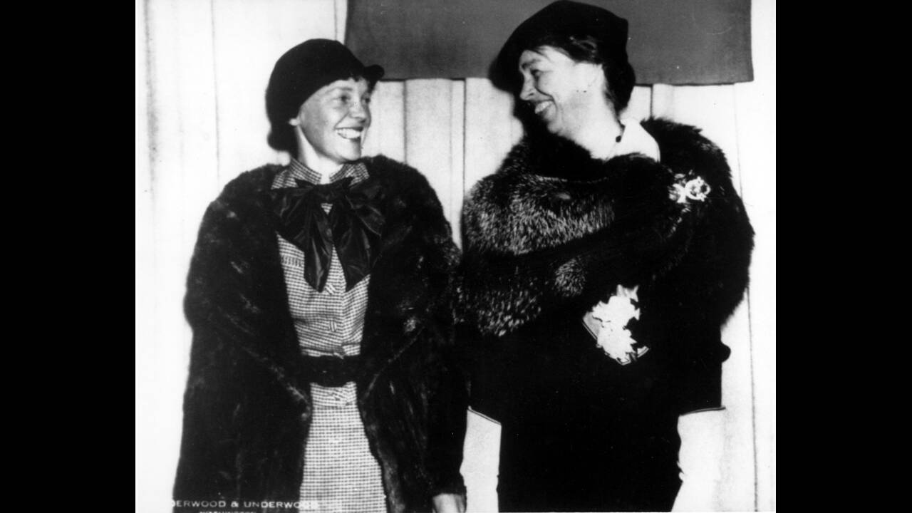1935
Η αεροπόρος Αμέλια Έρχαρτ και η Πρώτη Κυρία των ΗΠΑ, Έλενορ Ρούσβελτ, στα γραφεία του National Geographic, στην Ουάσινγκτον.