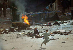 2004
Αυτή η φωτογραφία, ενός νέου που τρέχει δευτερόλεπτα μετά από πολλαπλές εκρήξεις στην Καρμπάλα του Ιράκ, κέρδισε το βραβείο Πούλιτζερ.