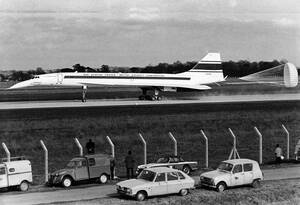 1967
Το Κονκόρντ φρενάρει, λίγο μετά την παρθενική δοκιμαστική του πτήση, που διήρκεσε 27 λεπτά, στο αεροδρόμιο της Τουλούζης.