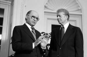 1979
Ο Πρωθυπουργός του Ισραήλ Μεναχέμ Μπέγκιν με το Τζίμι Κάρτερ στο Οβάλ Γραφείο, στην Ουάσινγκτον, πριν ξεκινήσουν οι συνομιλίες ανάμεσα στις δύο χώρες για την κατάσταση στη Μέσα Ανατολή. Ο Μπέγκιν έχει δηλώσει ότι "δεν θα πιεστεί να υπογράψει ειρήνη 