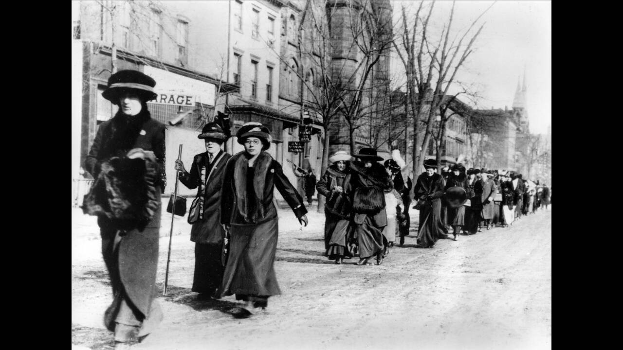 1913
Σουφραζέτες (φεμινίστριες)  σε πορεία από τη Νέα Υόρκη προς την Ουάσινγκτον, όπου πηγαίνουν για να διαδηλώσουν υπέρ των δικαιωμάτων των γυναικών.