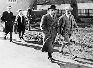 1931
Ο Τσάρλι Τσάπλιν και ο Πρωθυπουργός της Μ. Βρετανίας Ράμσι ΜακΝτόναλντ περπατούν προς την κατοικία του δεύτερου. Ο Τσάπλιν μόλις έχει επιστρέψει στη Βρετανία, μετά από απουσία 10 ετών.