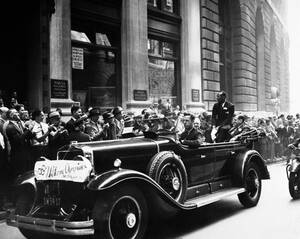 1936
Ο Ολυμπιονίκης Τζέσε Όουενς χαιρετάει το πλήθος που έχει συγκεντρωθεί για να τον τιμήσει στη Νέα Υόρκη.