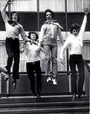 1967
Οι Pink Floyd στα σκαλιά της δισκογραφικής εταιρείας ΕΜΙ, στο Λονδίνο. Από αριστερά:  Ο Ρότζερ Γουότερς, ο Νικ Μέισον, ο Σιντ Μπάρετ και ο Ρίτσαρντ Ράιτ.