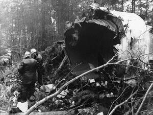 1974
Πυροσβέστες στέκονται δίπλα στην άτρακτο του DC10 των Τουρκικών Αερογραμμών που συνετρίβη έξω από το Παρίσι, με συνέπεια να σκοτωθούν και οι  345 επιβαίνοντες σε αυτό. Ήταν η χειρότερη έως τότε αεροπορική τραγωδία στην ιστορία.