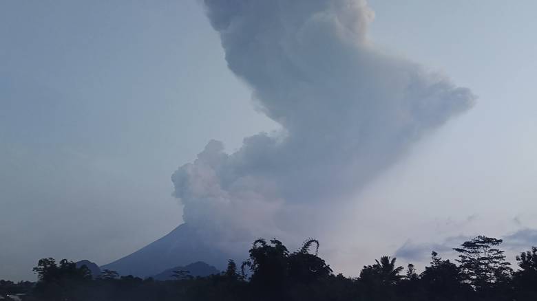 Ινδονησία: «Βρυχάται» το ηφαίστειο Μεράπι – Μεγάλα προβλήματα στις πτήσεις