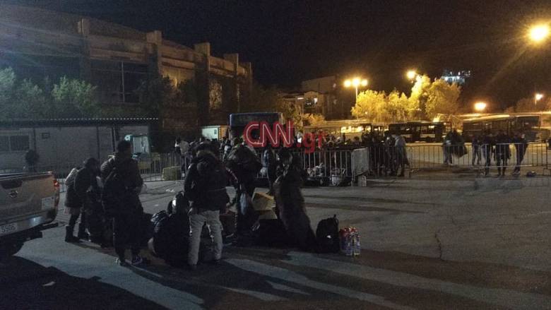 Αποστολή CNN Greece στη Μυτιλήνη: Στο αρματαγωγό οι πρώτοι πρόσφυγες και μετανάστες