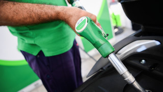 Πλαφόν στη βενζίνη και πρόστιμα στις εταιρείες πετρελαιοειδών αν δεν ρίξουν τις τιμές