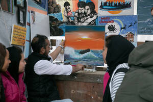 Ο Σουκράν, 38 ετών, απο το Αφγανιστάν φιλοξενείται εδώ και δύο μήνες στη Μόρια. Εδω τον βλέπουμε κατα τη διάρκεια μαθημάτων ζωγραφικής, που έχει ξεκινήσει να παραδίδει  εθελοντικά.