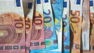 Κορωνοϊός: Ποιοι ελεύθεροι επαγγελματίες δικαιούνται τα 800 ευρώ – Πώς θα τα πάρουν
