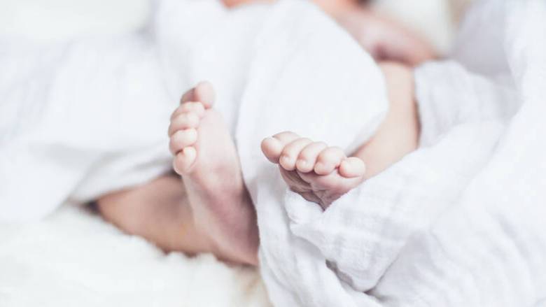 Επίδομα γέννησης: Αντίστροφη μέτρηση για την καταβολή του