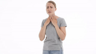 Αντισηπτικό διάλυμα στόματος: Πώς βοηθά πριν αλλά και κατά τη διάρκεια του κρυολογήματος ή της ίωσης