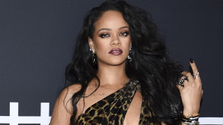 Rihanna: Προσφέρει 2,1 εκατομμύρια δολάρια για τα θύματα ενδοοικογειακής βίας