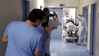 Κορωνοϊός: Γιατροί και νοσηλευτές χειροκροτούν ασθενή που βγήκε από τη ΜΕΘ στο Θριάσιο