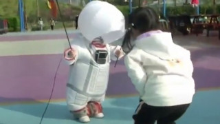 Κορωνοϊός: Πατέρας στην Κίνα έφτιαξε προστατευτική στολή «αστροναύτη» για το γιο του