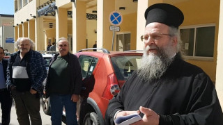 Κορωνοϊός - Χίος: Δίωξη και πρόστιμο 5.000 ευρώ στον ιερέα που άνοιξε εκκλησία