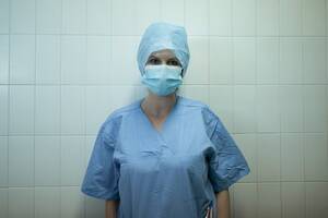 Η Μαρία, βοηθός νοσηλευτή δίνει καθημερινή μάχη στο πόστο της στη ΜΕΘ του Ευαγγελισμού