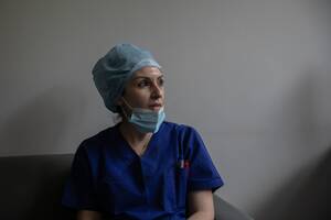 Η Μαρία Μπαρμπαρούση, νοσηλεύτρια κάνει το διάλειμμα της στο χώρο ανάπαυσης στη ΜΕΘ του Ευαγγελισμού.
