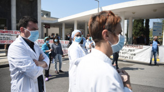 Θεσσαλονίκη: Διαμαρτυρία υγειονομικών έξω από το νοσοκομείο ΑΧΕΠΑ